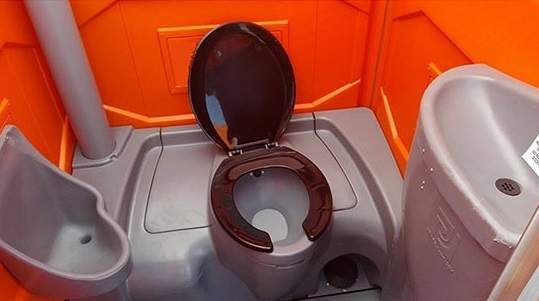 mobilní toaleta vip vybavení